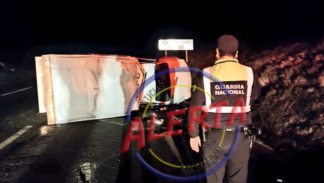 VUELCA CAMIÓN Y QUEDA RECOSTADO EN LA AUTOPISTA DE OCCIDENTE, EN ...