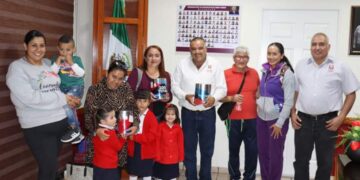 Alcalde Isidoro Mosqueda Estrada entregó pintura a directivos y familias del Jardín de Niños “Matilde Rodríguez Cabo”