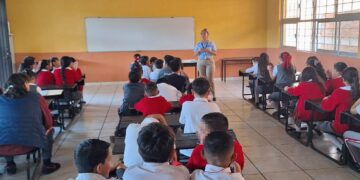 DIF Zamora llevó a cabo una charla informativa sobre la prevención de delitos cibernéticos en la Escuela Primaria Leona Vicario.