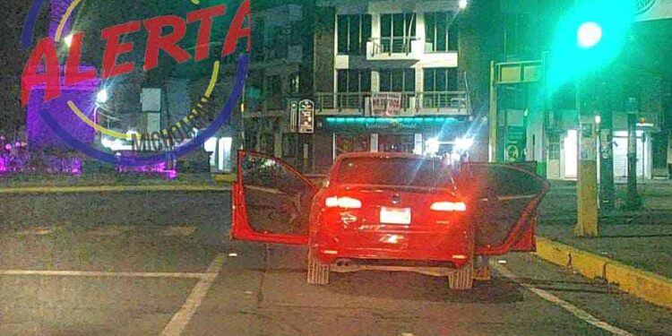 Motosicarios matan a un hombre a bordo de su carro Jetta, frente al monumento Lázaro Cárdenas, en Uruapan