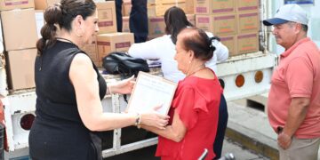 Inicio presidenta del DIF entrega de despensas en colonias y comunidades