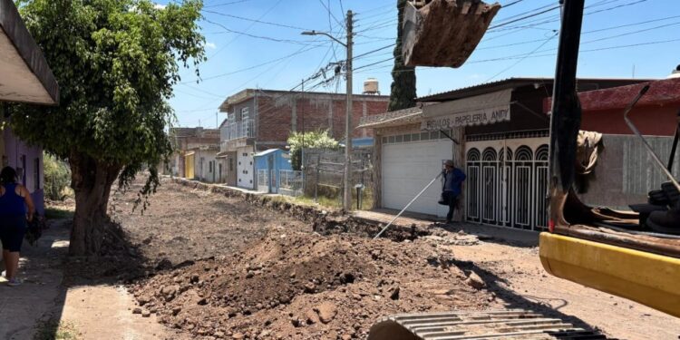 Avanza pavimentación de la calle Las Huertas en colonia Linda Vista 🚧⚒️