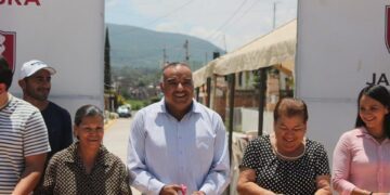 Isidoro Mosqueda, inaugura la pavimentación de la calle, Las Fuentes, en la Col. Manantiales del Curutarán!!