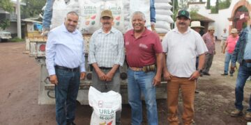 Entrega el Presidente, Isidoro Mosqueda, fertilizante químico (UREA), a 68 productores 🚜