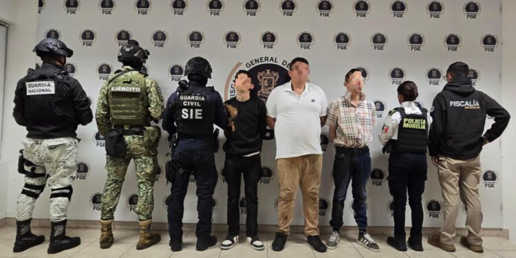 En enfrentamiento caen tres sicarios en Morelia, hay armas largas y cortas aseguradas, también una narcomanta