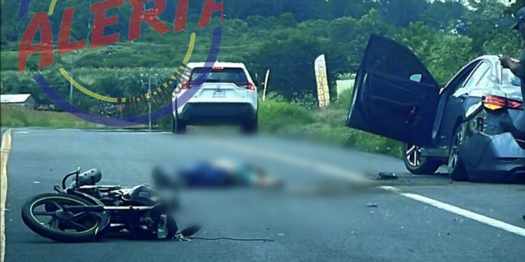 Fuerte encontronazo entre moto y un carro en la carretera Jacona-Los Reyes, hubo un muerto