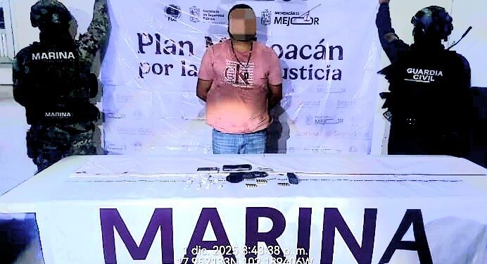 Cae sujeto armado y con droga, lo capturó La Marina, en Michoacán