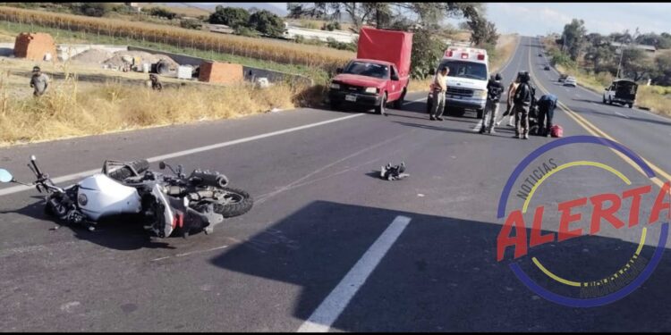 Dos jóvenes lesionados tras derrapar en motocicleta en la carretera La Piedad–Numarán