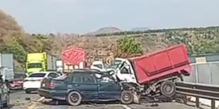 Accidente mortal en la Siglo XXI: choque frontal deja un fallecido y dos lesionados