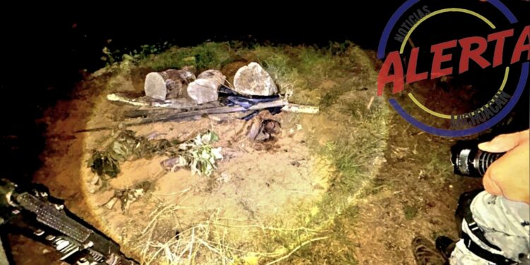 Hallan cuerpo semienterrado con tierra y piedras en la carretera Uruapan–Taretan, fue asesinado