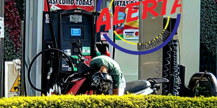 Asesinan a balazos a motociclista cuando cargaba gasolina, en Uruapan