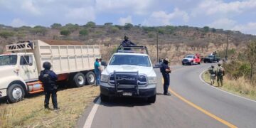 Restablece Guardia Civil libre tránsito tras bloqueo carretero en Cotija