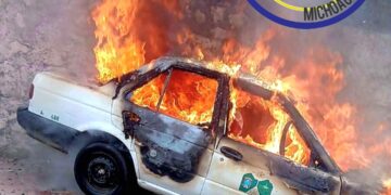 Sujetos armados pre de fuego a un taxi en Zinapécuaro, Michoacán, fotos y video 👇👇