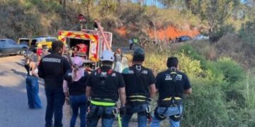 Cadáver sin brazos es localizado en un barranco, en la carretera Uruapan-El Sabino