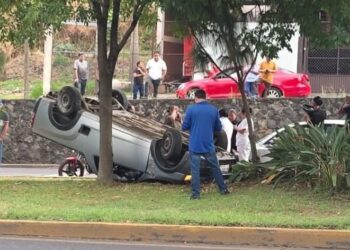 Mueren dos universitarias en la volcadura de su camioneta