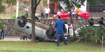 Mueren dos universitarias en la volcadura de su camioneta