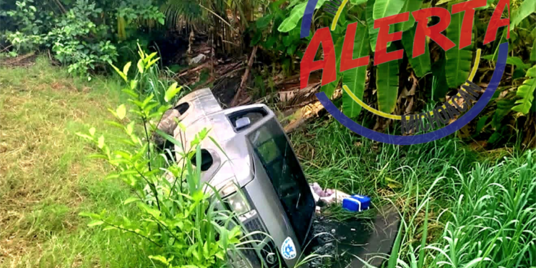 Localizan sin vida a dos hombres dentro de una camioneta accidentada en LC Michoacán